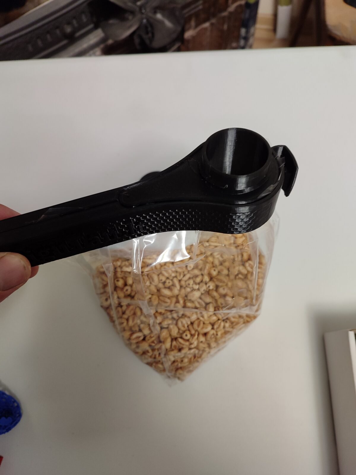 Birių produktu spaustukas su užsukamu kamščiu. jūsu naudojima produktu iš maišiuku padaro dar patogesnį. Kadangi galite produkta naudoti nenuiminėdami spaustuko. Jaums užteks tiesiog atsukti kamšti.
