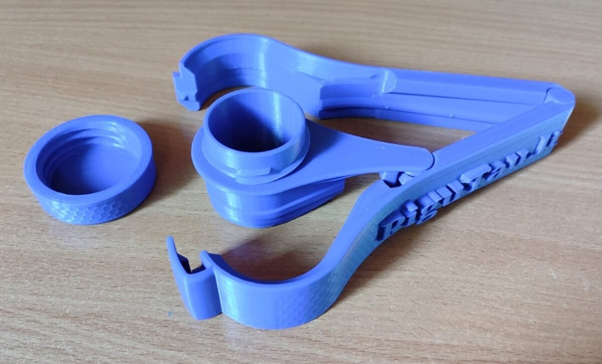 Birių produktu spaustukas su užsukamu kamščiu. jūsu naudojima produktu iš maišiuku padaro dar patogesnį. Kadangi galite produkta naudoti nenuiminėdami spaustuko. Jaums užteks tiesiog atsukti kamšti.
