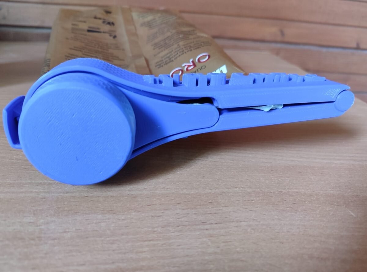 Birių produktu spaustukas su užsukamu kamščiu. jūsu naudojima produktu iš maišiuku padaro dar patogesnį. Kadangi galite produkta naudoti nenuiminėdami spaustuko. Jaums užteks tiesiog atsukti kamšti.