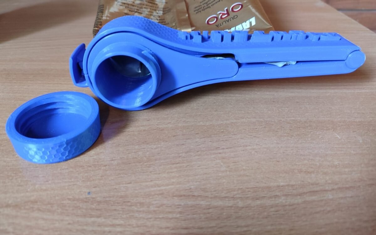 Birių produktu spaustukas su užsukamu kamščiu. jūsu naudojima produktu iš maišiuku padaro dar patogesnį. Kadangi galite produkta naudoti nenuiminėdami spaustuko. Jaums užteks tiesiog atsukti kamšti.